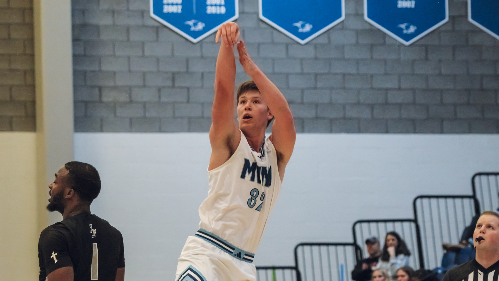 Men&rsquo;s Basketball Sinks No. 11 Pilots in Ariel